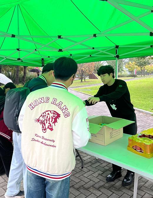 Student Ambassadors “Hongrang” Host Subway Giveaway Event to Cheer Students During Midterms